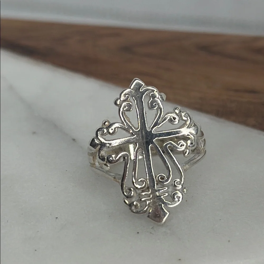 Ornate Silver 925 Antique Ring with Intricate Cross Design Lot D36